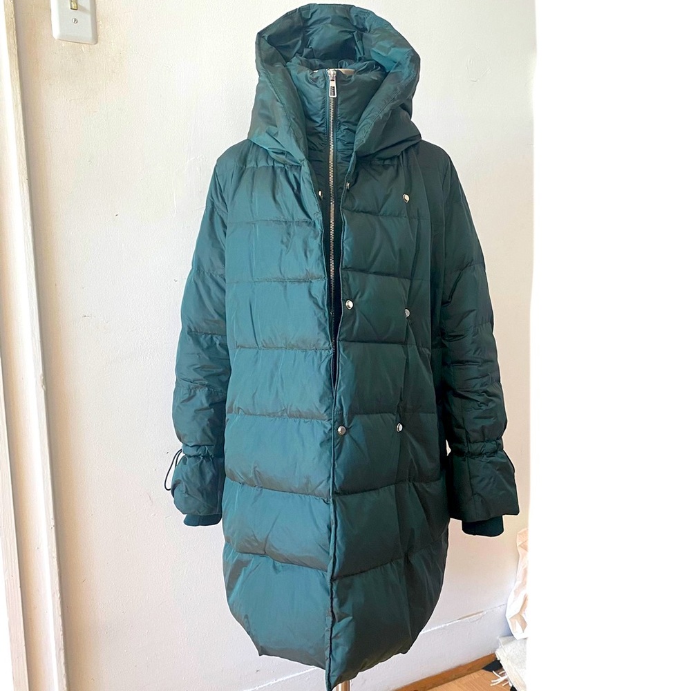 Beautiful ZARA mid length, forest-green hooded jacket. Cute matching gloves! XS.
